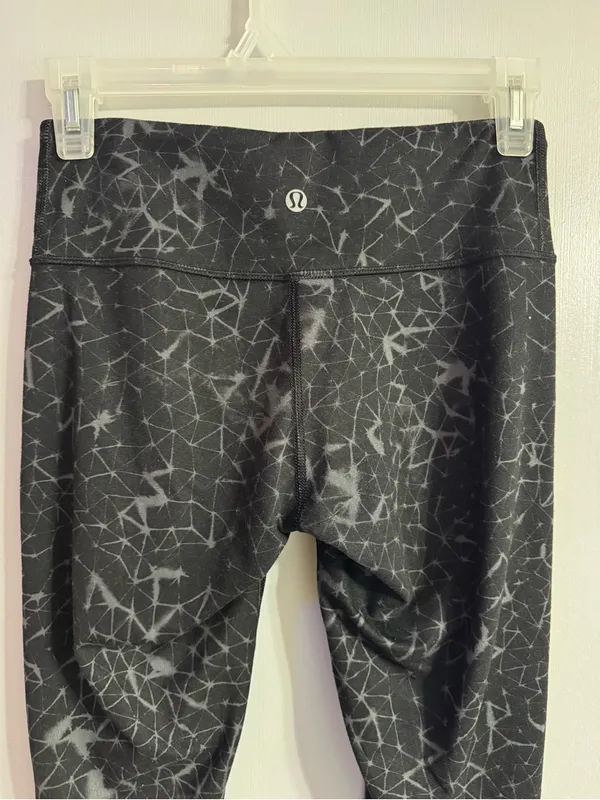 lululemon athletica Black and Gray Galaxy Cropped Leggings Size 4 - Image 6