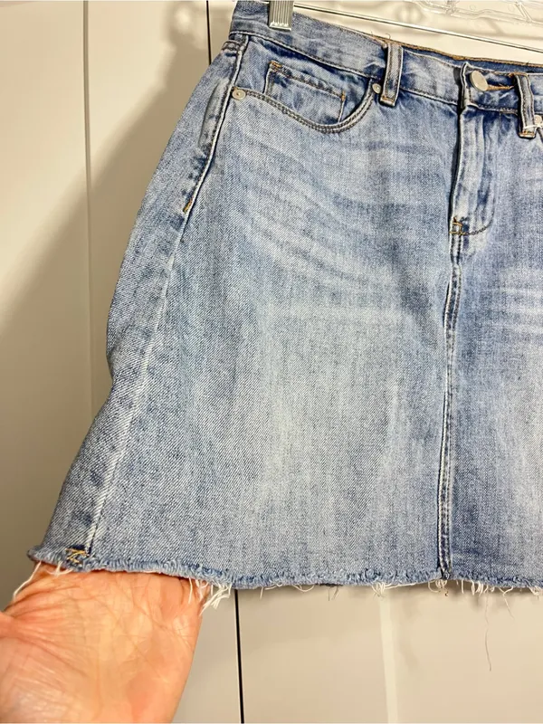 BLANKNYC Size 25 Light Wash Frayed Raw Hem Denim Mini Skirt - Image 2