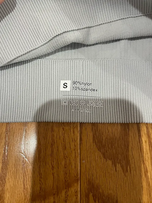 Amazon grey seamless workout top long sleeve size small - Image 3