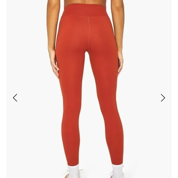 We Wore What V-SHAPE LEGGINGS color- Rust - Image 5