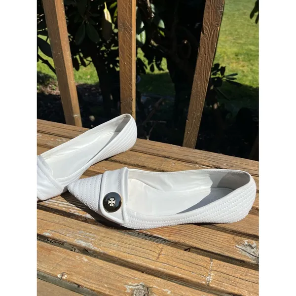 Tory Burch pointed-toe Stiched Gold Tone Logo flats white leather size 8 - Image 4