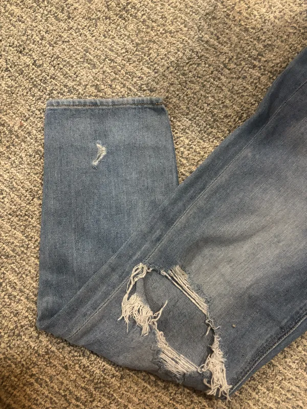 American Eagle Distressed Mom Jean High Rise - Image 4