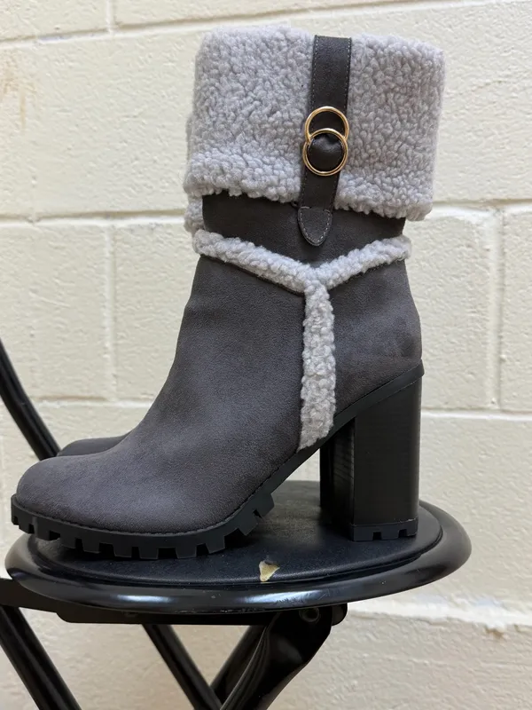 ZBY winter boots Gray Size 8.5 - Image 4