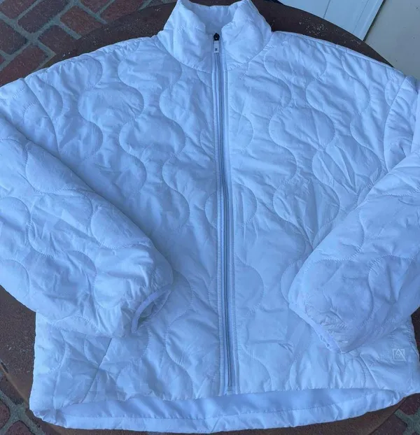 White quilted puffer jacket with pockets sz s - Image 4