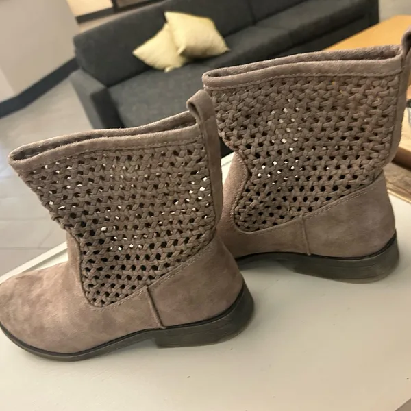 Booties Stylish Women's Taupe Ankle Booties 10 MUDD Excellent shape - Image 5