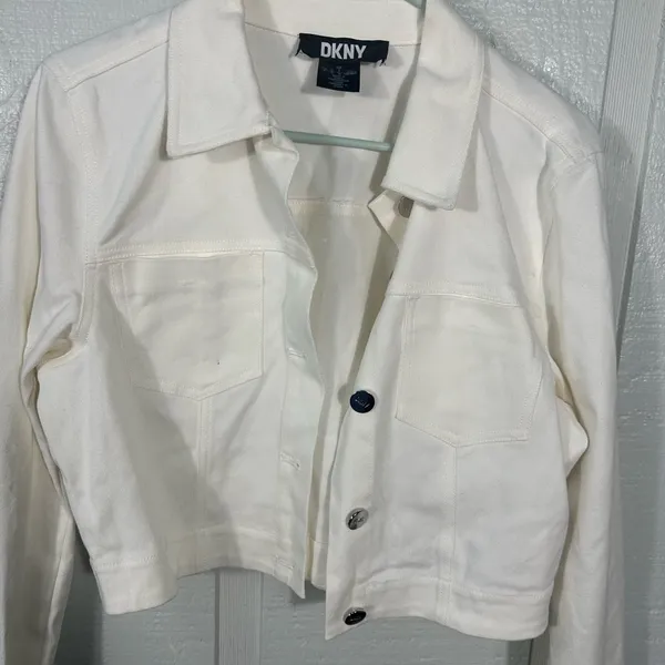 DKNY Women's Denim Cropped Button Up Jacket Size Small NWT - Image 4
