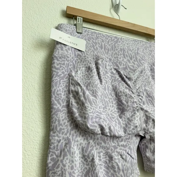 Fabletics Women's Seamless Scrunch Short 4" Black size 2x Lavender Leopard - Image 5