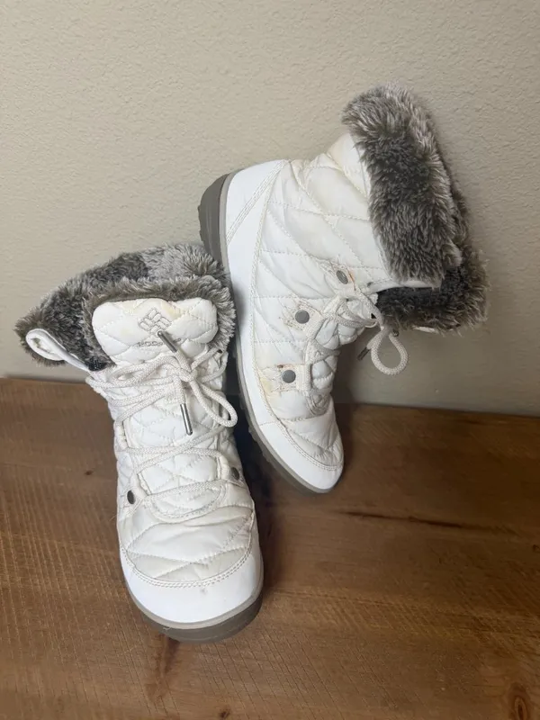 Columbia Women's Heavenly Shorty Omni-Heat Winter Boots in a white/sea salt - Image 6
