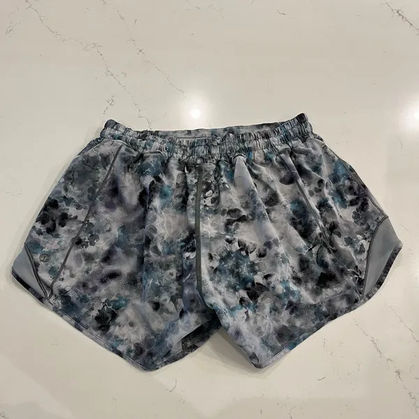 Lululemon Hotty Hot‎ Low Rise Shorts Size 8 - Image 3