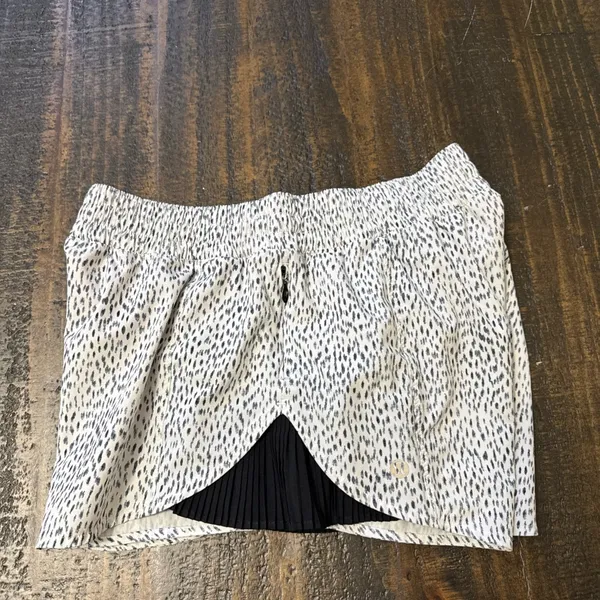 Lululemon Pleat To Street Shorts - Image 4