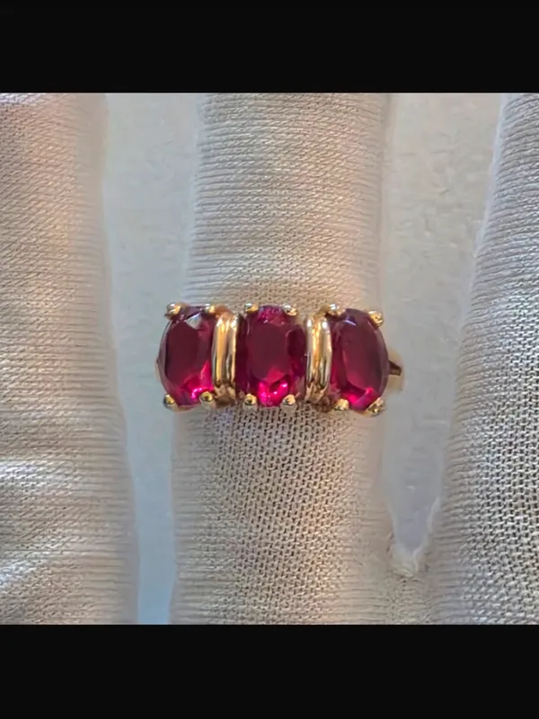 Vintage 3 Ruby tone Stone 18k Overlay HK stamped Ring | 7.5 17.7mm Gold - Image 2
