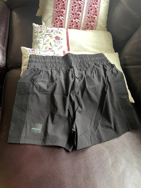 Lululemon Drop-In Pocket High-Rise Hiking Short 4" Black size 6 - Image 3
