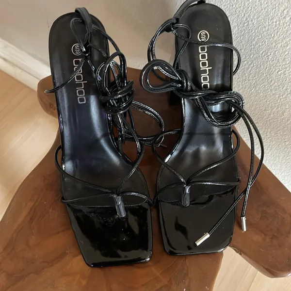 NEW Boohoo Black Strappy Heeled Sandals Size 8 - Image 2