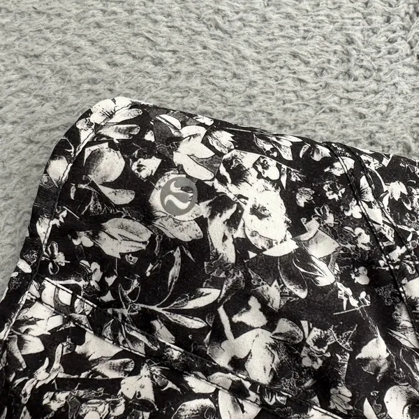 Lululemon Tracker Shorts V‎ Low Rise 4" Black White Floral Athletic Women's 6 - Image 3