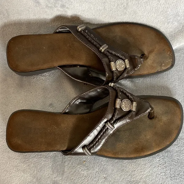Women’s White Mountain Brown Cezar Silver Medallion Slip-on Sandal Shoes 9 - Image 5
