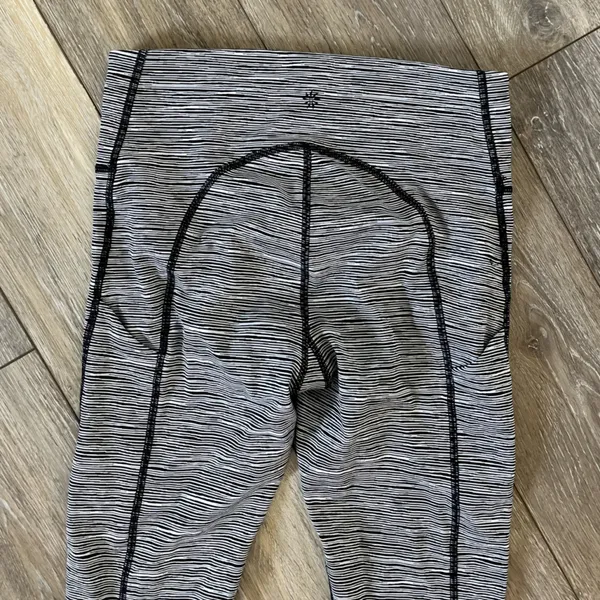 Athleta Ultimate Linear Lines Capri Leggings Size Small - Image 7