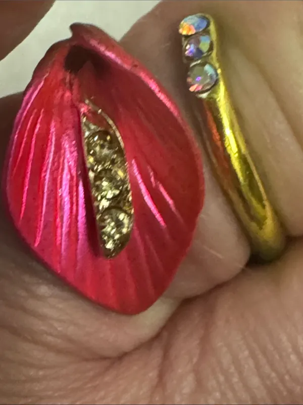 BETSEY JOHNSON CALLA LILY Pink Enamel Leaf Ring with Crystal Accents Sz 7 1/2 - Image 4