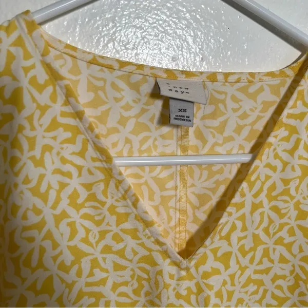 A New Day Women's Sz XS Ruffle Hem Dress Yellow White Floral V-Neck Short Sleeve - Image 9