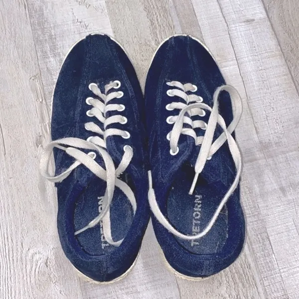 Tretorn blue sneakers size 6 1/2 - Image 2