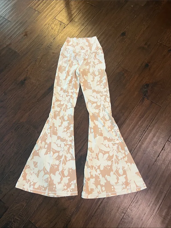 Aerie Crossover Flare Leggings in Cream & Peach Floral Print Medium EUC - Image 4