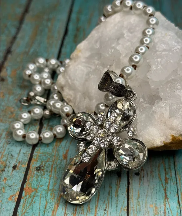 Crystal cross necklace on fashion pearl chain - Image 6