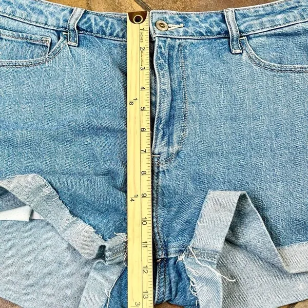 Hollister Light Wash Denim Ultra High Rise Mom Shorts 8 - Image 4