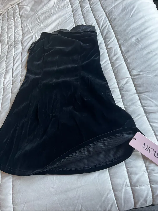 Micas Strapless Black Velvet Mini Dress - Image 3