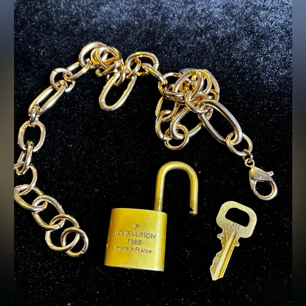 Gold toned Lock and Necklace - Image 4