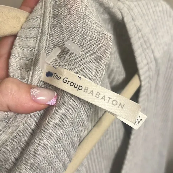 Aritzia The Group Babaton Grey Traverse Longsleeve V-Neck Sz 2 Sweatshirt - Image 9