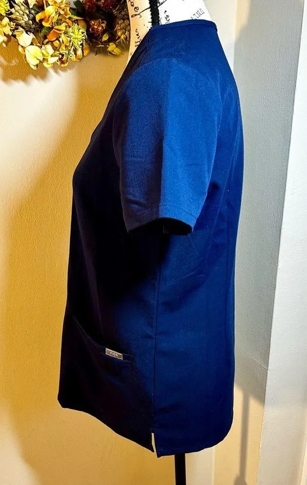 FIGS Technical Collection Casma Three-Pocket V-Neck Scrub Top in Navy Sz XS - Image 7