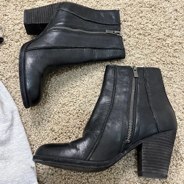 Frye Essa Seam Bootie Black Leather Western Almond Toe Ankle Zip Sz 6.5 - Image 8