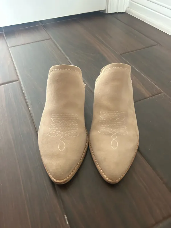 DV by Dolce Vita Shiloh Mules Western Stiching Low Stacked Heel Beige Suede Size 6.5 - Image 4