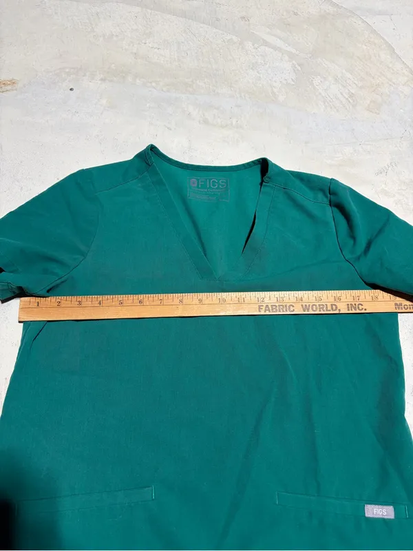 FIGS Women's green V-Neck Scrub Top small - Image 3