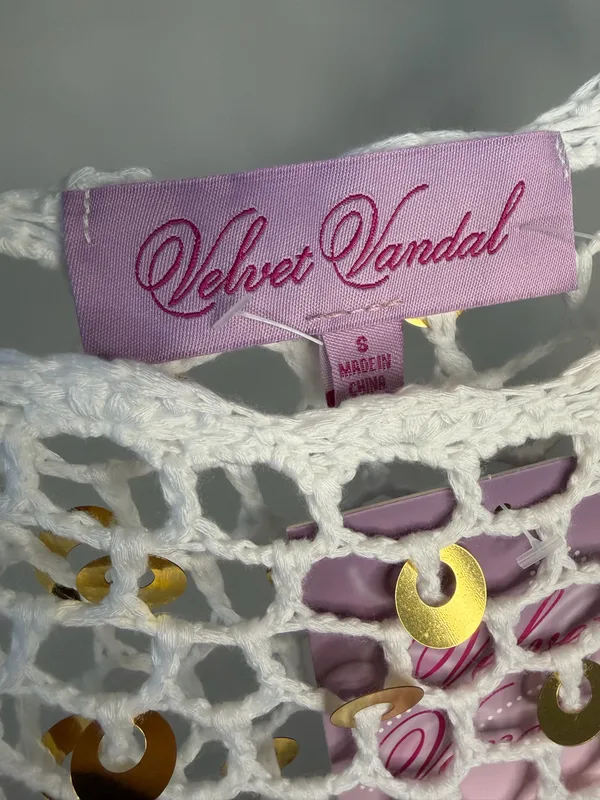 NWT Velvet Vandal Boho White Crochet Sequin Fringe Poncho Top. Size Small. - Image 3
