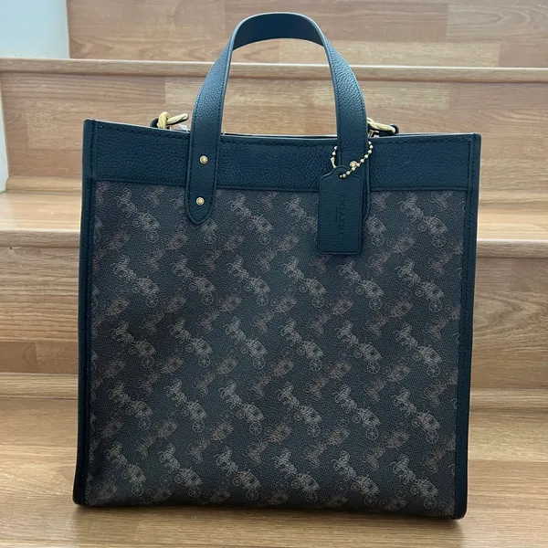 Field Tote 30 With Horse And Carriage Print - Image 2