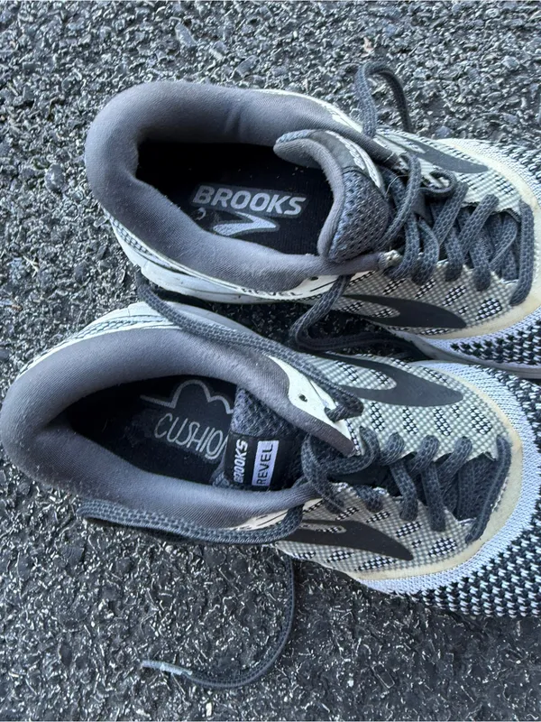 Brooks Running Shoes Black Gray White Women’s Size 7 Medium B Athletic Sneakers - Image 3