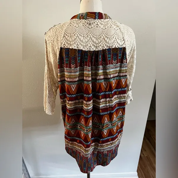NWT - M - GIMMICKS by BKE - Multicolor Patterned Women's Top with Lace Sleeves - Image 4