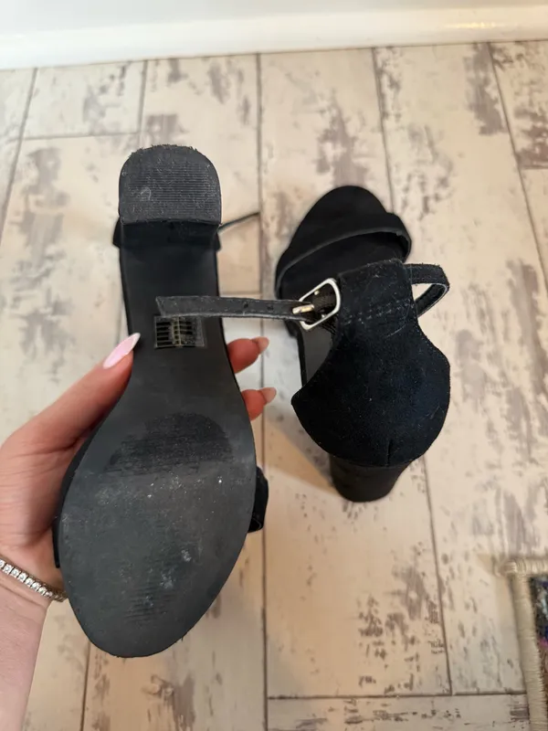 black velvet heels Size 8 - Image 9