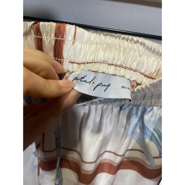 Petal‎ + Pup Lara Shorts L Cream Blue Floral Satin Elastic Waist Resort Boho - Image 4