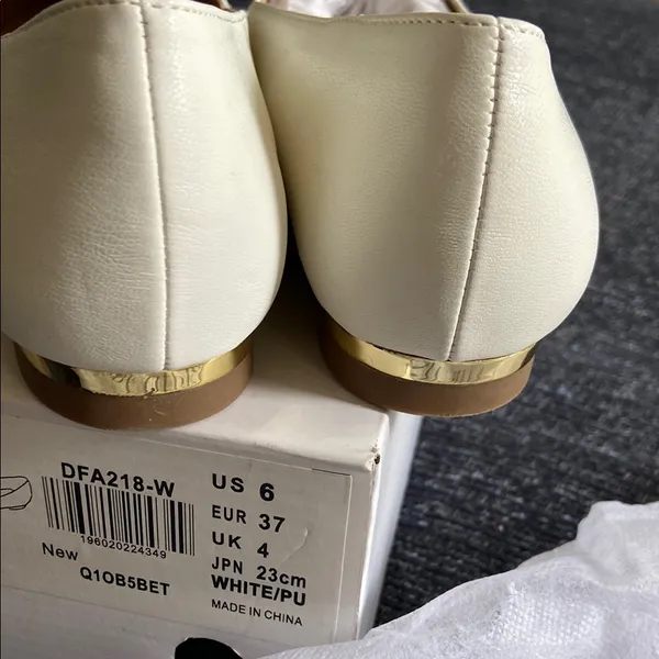 Dream Paris EUC Cream Flats Elegant Minimalist Design - Image 5