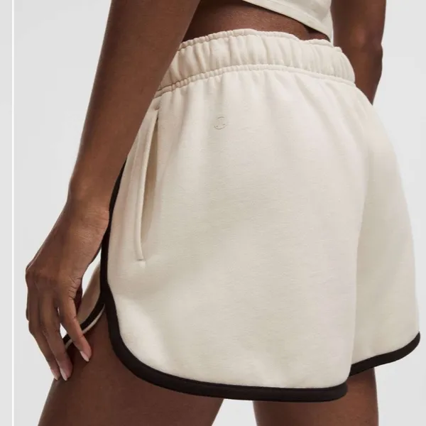 Lululemon Scuba Mid-Rise Oversized Short 3" Trim Light Ivory / Black NWT - Image 4