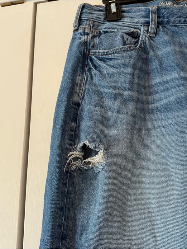 American Eagle Outfitters Medium Wash Distressed High Rise Mom Jeans Size 14 - Image 5