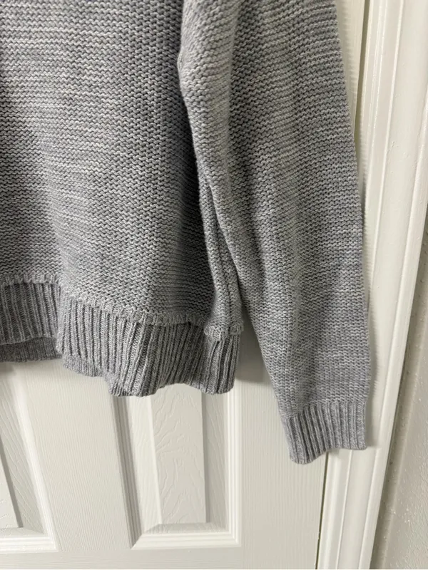 American Eagle Light Gray Oversized Knit Heavyweight Sweater V-Neck Size Small - Image 4