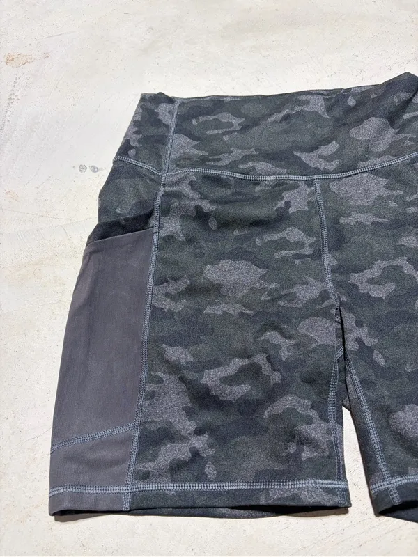 Fabletics power hold High-Waist Camo Bike Shorts medium - Image 2
