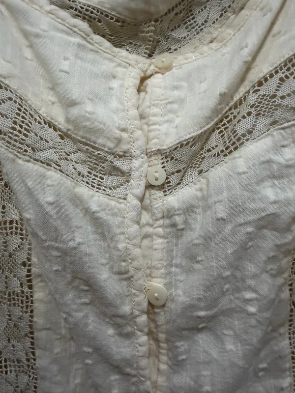 Old Navy Cream Swiss Dot Lace Flutter Sleeve Blouse Top Boho Cottagecore Size medium - Image 3