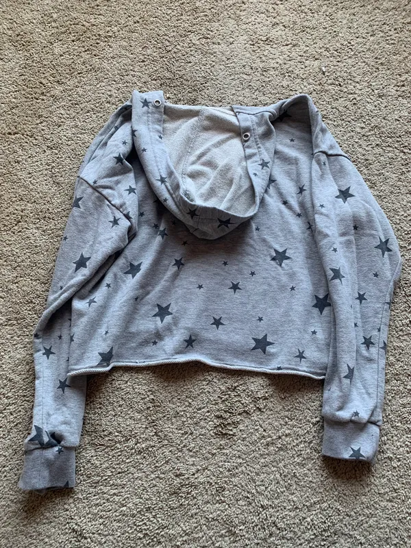 Grey Cropped Star Hoodie - Image 2