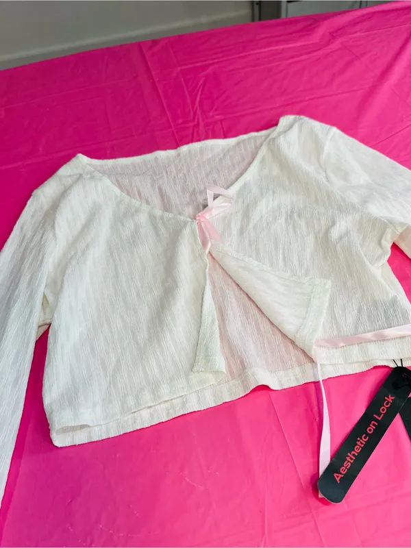ROMWE White Crop Top with Pink Ribbon Ties - Image 4