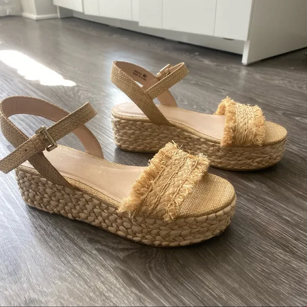 Platform sandals. Never worn. size8 Tan Size 8 - Image 3