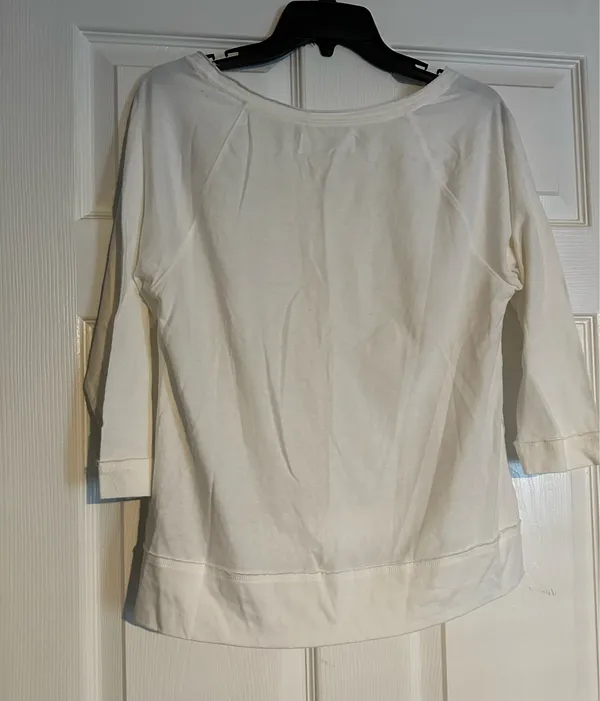 Abercrombie & Fitch Cream Embroidered 3/4 shirt is a size XS. - Image 3