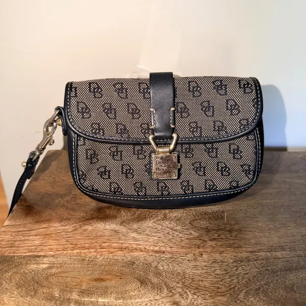 Dooney & Bourke Signature DB Wristlet Black Jacquard Y2K Logo Lock Clutch Preppy - Image 2